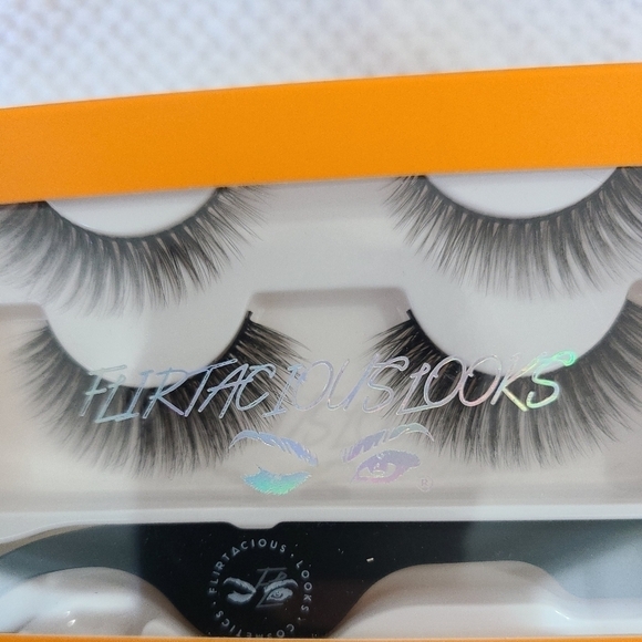 Flirtacious Looks Cosmetics Monarch Eye Lashes Eyelashes Pack *NEW* MSRP $38 - Picture 2 of 3